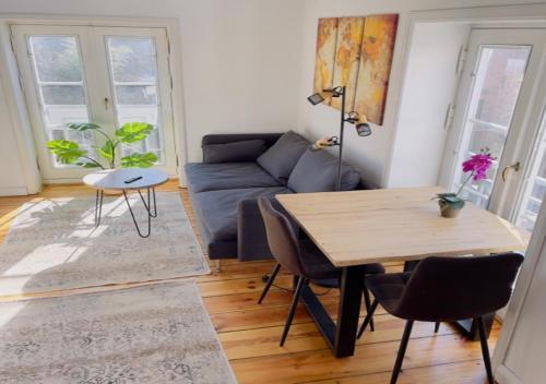 Ferienwohnung Kleinod في نيوروبين: غرفة معيشة مع طاولة وأريكة