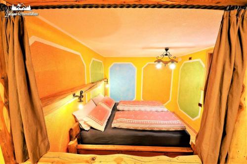 - une petite chambre avec un lit dans une tente dans l'établissement Baita Hanzel & Gretel by Livigno Accomodation, à Livigno