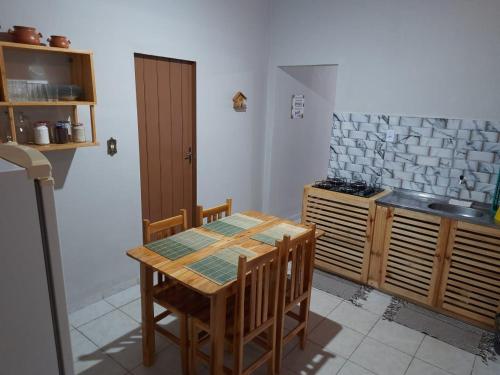 uma cozinha com uma mesa de madeira e um fogão em Aluguel Temporada em Martins/RN em Martins