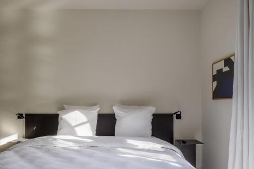 Een bed of bedden in een kamer bij Hotel Nenuphar