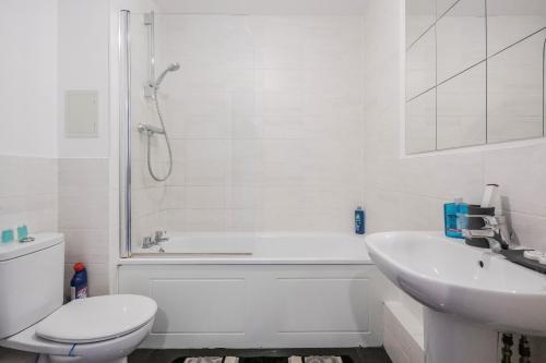 Bilik mandi di Beautiful 3-Bed Apartment in Romford