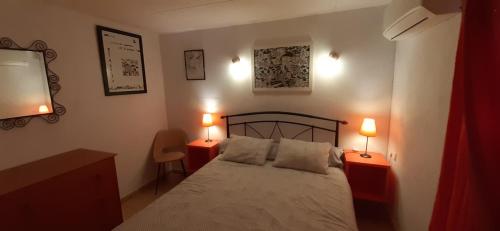 PauにあるAppartement & Spa - Panoramic Olivarsのベッドルーム1室(ベッド1台、テーブルにランプ2つ付)