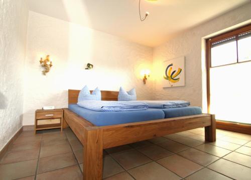 ein Schlafzimmer mit einem Bett in einem Zimmer in der Unterkunft Apartment Xenia in Garmisch-Partenkirchen