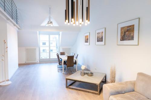 a living room with a table and a couch at La Fleur Appartement in Überlingen