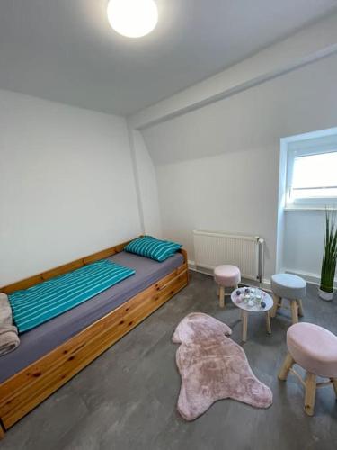 1 dormitorio con 1 cama, mesa y sillas en komfortable Ferienwohnung in Halle-Kröllwitz, en Kröllwitz