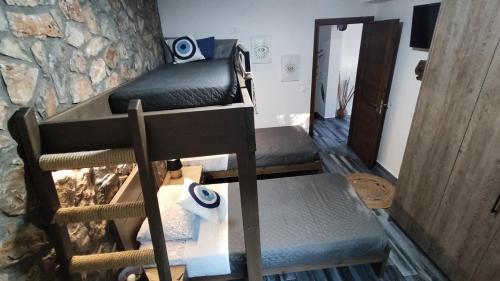 מיטה או מיטות קומותיים בחדר ב-Aithonas Villa