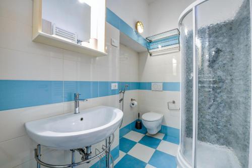 łazienka z umywalką i toaletą w obiekcie Casa nel Borgo - Il Picchio w Tremosine Sul Garda