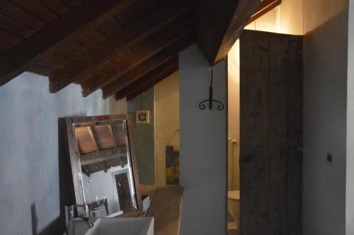 Zimmer mit Spiegel in der Unterkunft B&B Giardinidivale a 2 chilometri da Finale Ligure in Borgio Verezzi