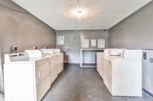 eine Waschküche mit Waschmaschine und Trockner in einem Zimmer in der Unterkunft Economy Hotel Minot in Minot