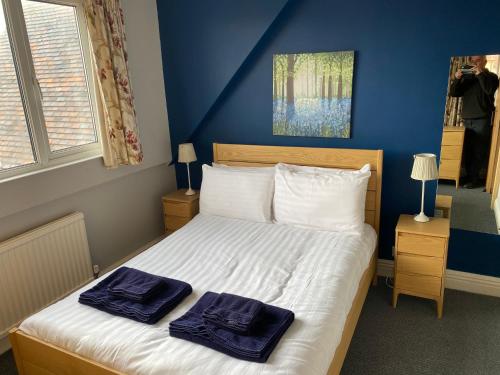 ein Schlafzimmer mit einem Bett mit zwei Handtüchern darauf in der Unterkunft Buile Hill Holiday Flats in Llandudno