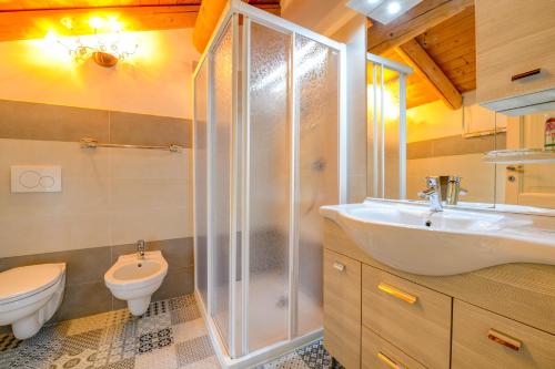 A bathroom at Casa nel Borgo - Il Gufo