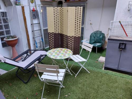 薩薩里的住宿－Appartamentino con cortile, Sassari Centro Storico，庭院配有桌椅和桌椅