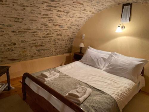 1 dormitorio con 1 cama con 2 toallas en GuesthouseKamara, en Monemvasia