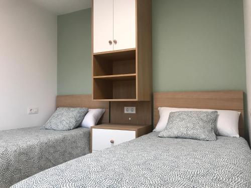 - une chambre avec deux lits et une armoire dans l'établissement Casa Valentin, à Baíñas