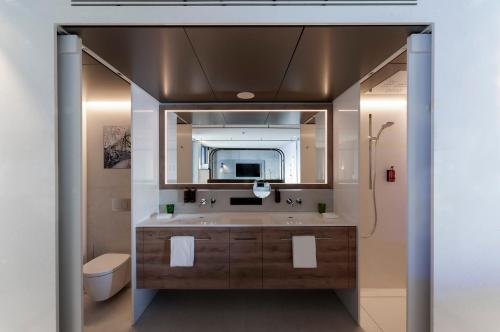 Um banheiro em b'mine Hotel Frankfurt Airport