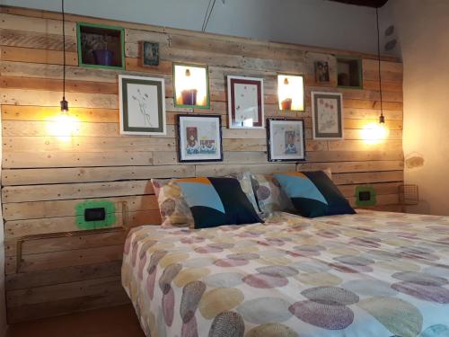 Un dormitorio con una pared de madera y una cama en Affittacamere Le Ciboline, en Beverino
