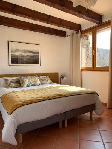 a bedroom with a large bed in a room at A Muvrella in Pioggiola