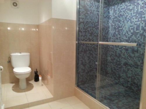 une salle de bain avec toilettes et douche en verre dans l'établissement ADRECH - 3 pièces, Piscine partagée - SUD6001, à Fréjus