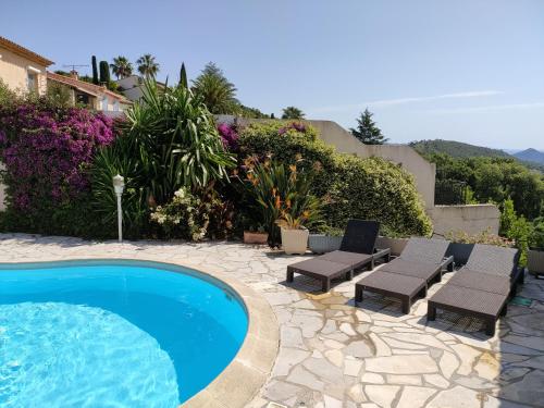 une cour avec une piscine, des chaises et des plantes dans l'établissement ADRECH - 3 pièces, Piscine partagée - SUD6001, à Fréjus