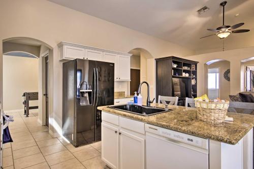 uma cozinha com um lavatório e um frigorífico em Mesa Oasis Private Pool with Slide and Game Room! em Mesa