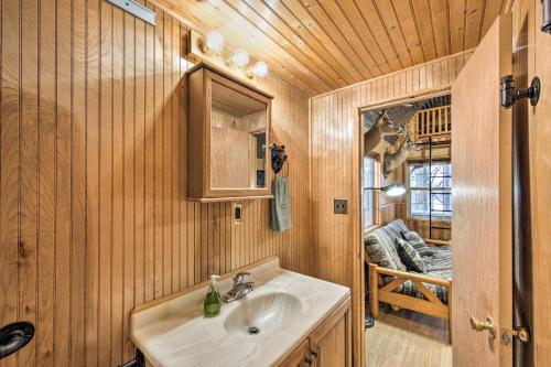 baño con lavabo en una pared de madera en Lakefront Cabin with 2 Lofts, Boats on 4 Acres, en Winnsboro