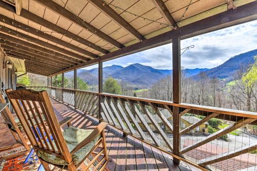 All-Season Maggie Valley Cabin with Hot Tub!