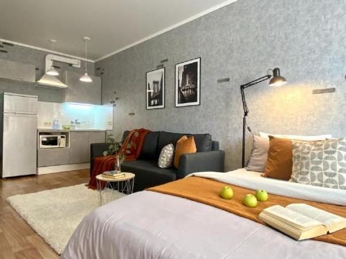 Студия NEW YORK в самом центре города في ألماتي: غرفة نوم مع سرير وغرفة معيشة