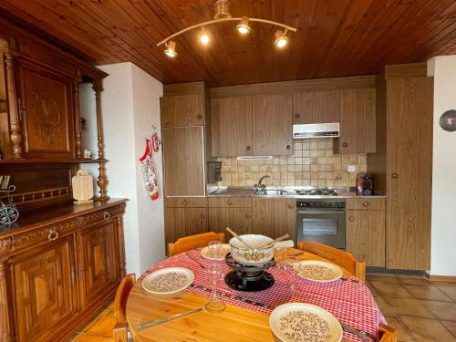 阿爾賓內的住宿－Gemütliche Wohnung mit Traumaussicht!，厨房配有桌子和碗