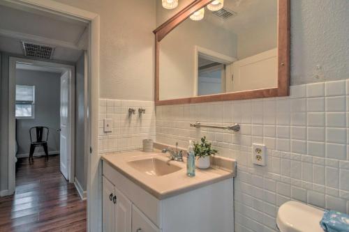 ein Bad mit einem Waschbecken und einem Spiegel in der Unterkunft Updated Coastal Home about 6 Mi to St Pete Beach in St Petersburg
