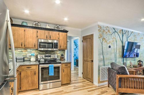 Una cocina o zona de cocina en Charming Murphy Escape with Fire Pit and Hot Tub!