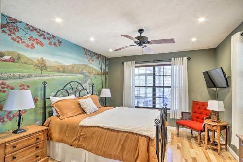 墨菲Charming Murphy Escape with Fire Pit and Hot Tub!的卧室里有一张床，墙上挂着一幅画