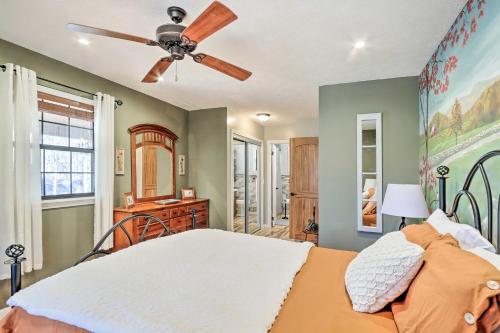 Cama o camas de una habitación en Charming Murphy Escape with Fire Pit and Hot Tub!