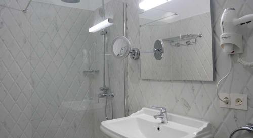 a bathroom with a shower and a sink and a mirror at Hotel Rural La Casa de Carlota in Montánchez