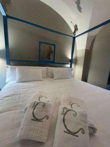 a bed with two towels on top of it at Hotel Rural La Casa de Carlota in Montánchez