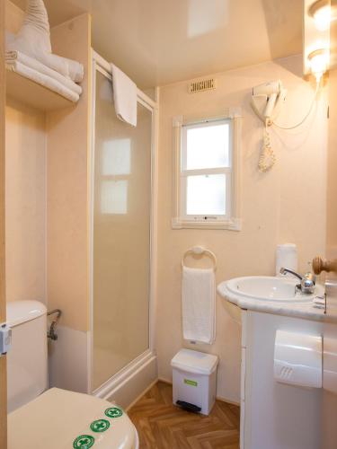 a small bathroom with a toilet and a sink at Magic Robin Hood in Albir