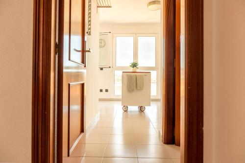 een keuken met een kar in het midden van een gang bij El Cabezo Médano 1ª Linea in El Médano