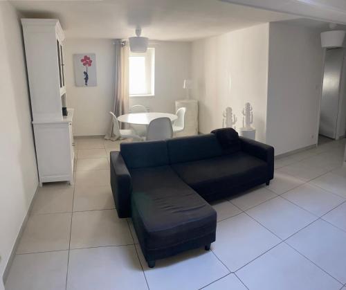 sala de estar con sofá y mesa en MSM locations, en Luxeuil-les-Bains