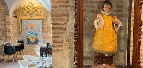 a statue of a woman standing next to a restaurant at Hotel Rural La Casa de Carlota in Montánchez