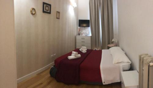 sypialnia z łóżkiem z ręcznikami w obiekcie Ad Maiora Rome Apartment w Rzymie