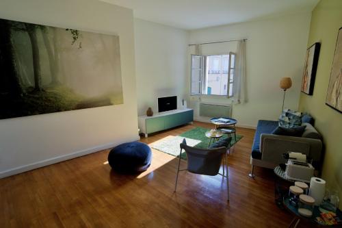 un salon avec un canapé et une table dans l'établissement Duplex with cathedral view, à Montpellier