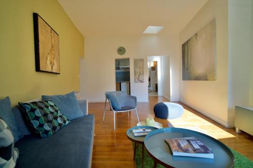 Гостиная зона в Duplex with cathedral view