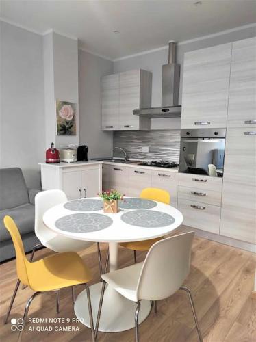 een keuken met een tafel en stoelen in een kamer bij CAREGGI TOP HOUSE 3 in Florence