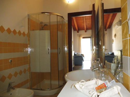 ein Badezimmer mit Dusche und Waschbecken in der Unterkunft Mi casa el mar! Grazioso attico 400 mt alla spiaggia e al centro in Castelsardo