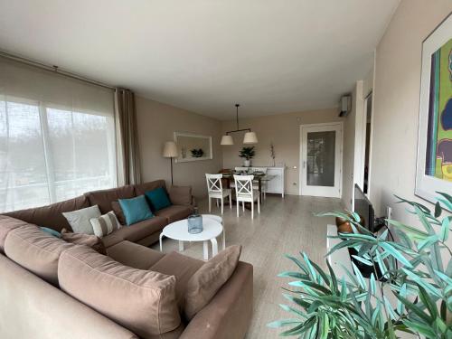 sala de estar con sofá y mesa en A 600 metros de la playa, ideal para familias en S'Agaró
