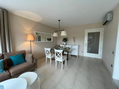 a living room with a couch and a table at A 600 metros de la playa, ideal para familias in S'Agaro