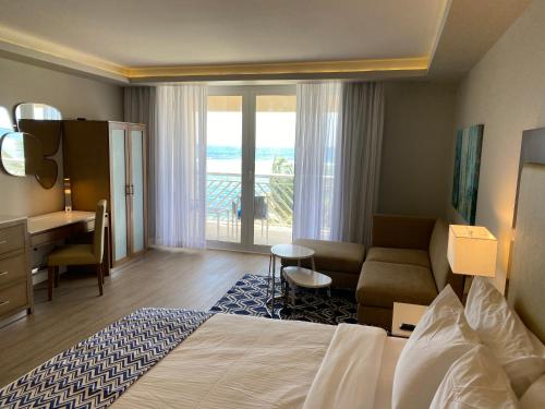 Postel nebo postele na pokoji v ubytování Carina Bay Boutique All inclusive Resort & Casino