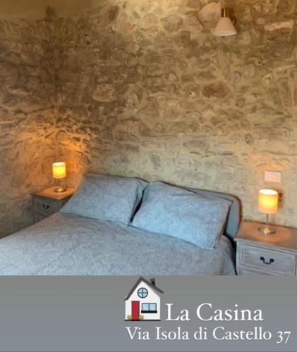 a bedroom with a bed and two night stands with lamps at La casina in Sonnino