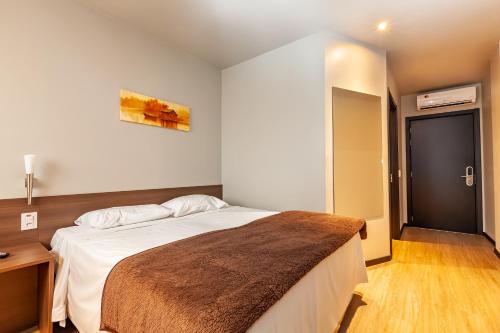 Postel nebo postele na pokoji v ubytování Tri Hotel Executive Lajeado