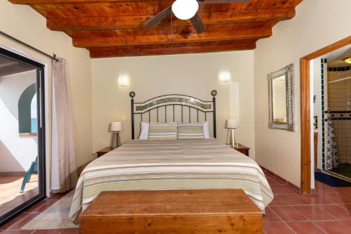 Una cama o camas en una habitación de Villas Paradise 19 by Kivoya