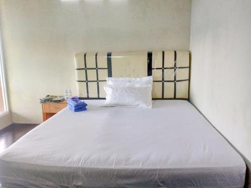 a large bed in a room with a pillow on it at Deeva Homestay Syariah RedPartner in Kota Bawah Timur